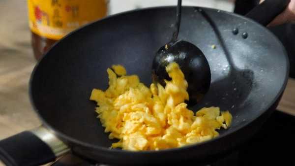  蜂蜡炒鸡蛋一次放多少「蜂蜡炒鸡蛋的具体做法步骤」