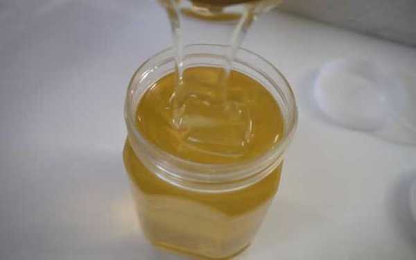 蜂蜜冲水变白是不是假的 蜂蜜冲水会变什么颜色