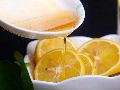  蜂蜜柠檬面膜怎么做「柠檬蜂蜜制作面膜的比例」