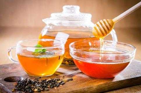 茶叶浸泡在蜂蜜里怎么喝才正确（茶叶浸蜂蜜要存放多久才可以喝）