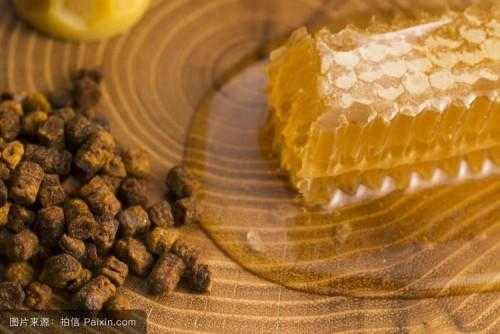 一群蜜蜂年产蜂胶有多少（蜂胶一年能产多少）