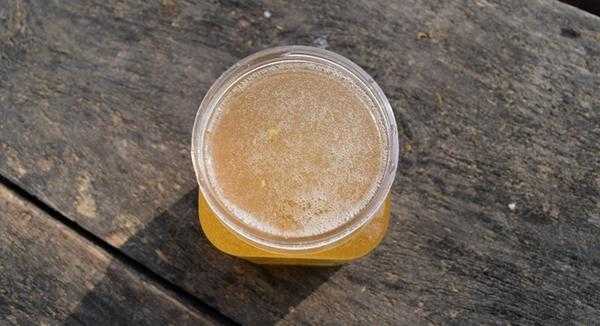 蜂蜜水怎么会有泡沫,蜂蜜泡水有泡沫正常吗? 