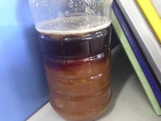 蜂蜜水放时间长了有一层黑的东西-为什么蜂蜜水放久了变黑