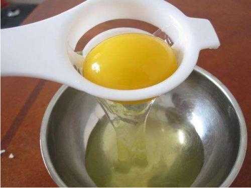 鸡蛋跟蜂蜜怎么做面膜（鸡蛋和蜂蜜怎样制作面膜保湿）