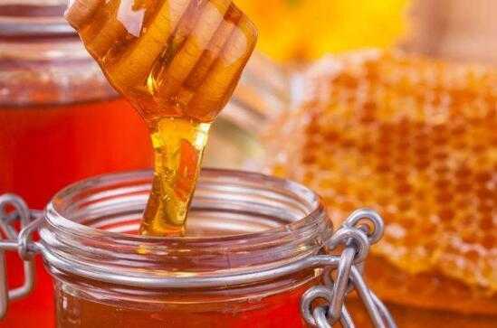 什么时间喝蜂蜜水可以养肝_什么时间喝蜂蜜水对便秘有好处