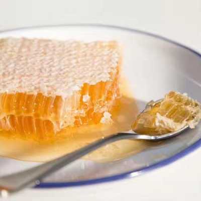 蜂巢蜜什么时候吃最好（吃蜂巢蜜什么时候吃最好一天吃多少最好）