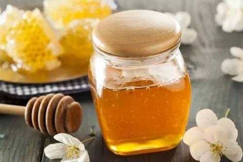 蜂蜜加多少水止咳（蜂蜜兑水可以治咳嗽吗）