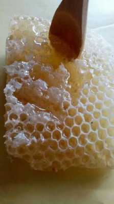 巢蜜与蜂蜡用多少度水冲_蜂巢蜜里的蜂蜡的作用与功效