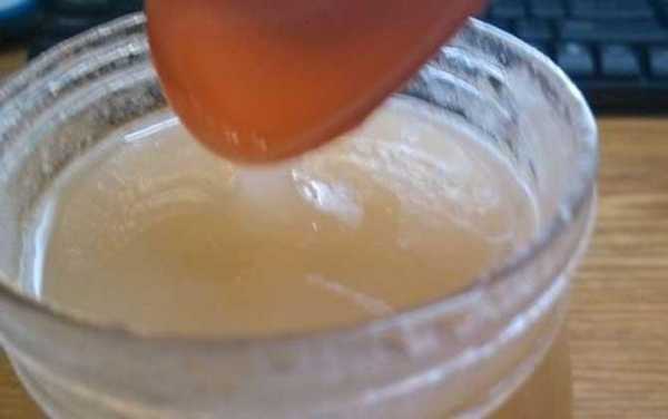 蜂蜜兑水为什么有点酸_蜂蜜水发酸的原因 为什么蜂蜜冲水发酸