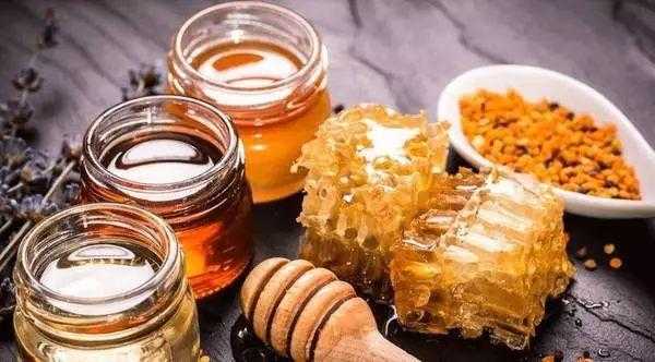  冬天蜂蜜什么时候关王「蜂蜜冬天吃还是夏天吃好」
