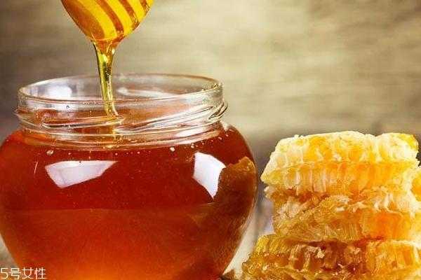 蜂蜜闻起来臭臭的味道 蜂蜜气味是什么中毒