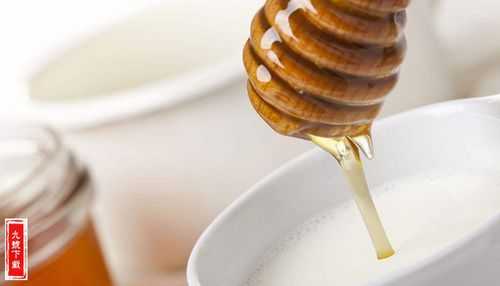 牛奶加蜂蜜的作用是什么（牛奶加蜂蜜作用与功效）