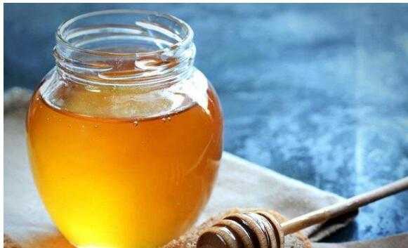 蜜蜂糖冲开水有什么好处 蜂蜜用什么水泡