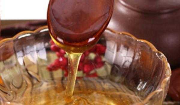 五味子浸蜂蜜对人体有什么作用（五味子蜂蜜泡水喝的功效）