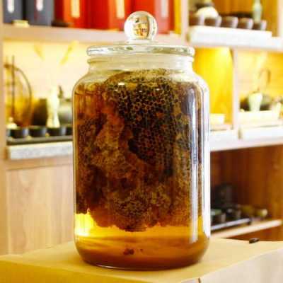  蜂蜜巢和什么泡酒好「蜂蜜巢泡酒制作方法」