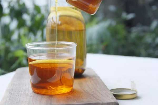 红茶加蜂蜜怎么变色（红茶放蜂蜜好喝吗）