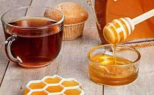 红茶加蜂蜜怎么变色（红茶放蜂蜜好喝吗）
