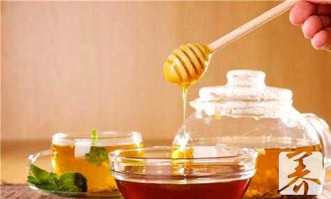 蜂蜜怎么冲水更有营养_蜂蜜水应该怎么冲泡