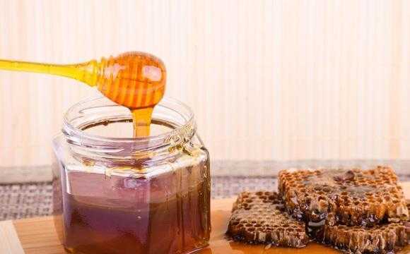  为什么蜂蜜有酒味儿「为什么蜂蜜有酒味儿还能吃」