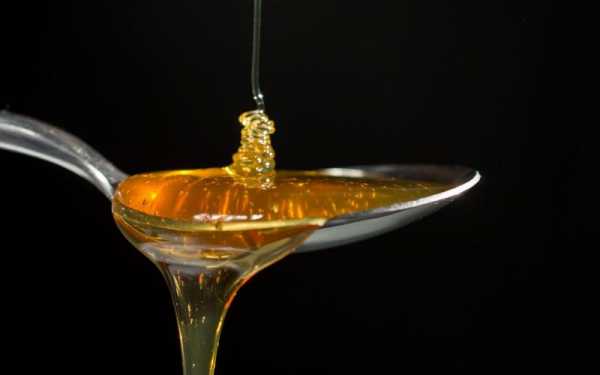 为什么有的蜂蜜汁是黑色的,为什么蜂蜜是黑色的喝起来有股焦味 