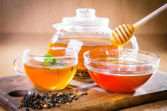  茶水里面放蜂蜜有什么好处「茶水里面放蜂蜜有什么好处和坏处」