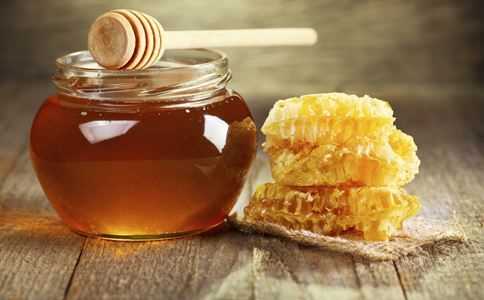 蜂蜜有什么素（蜂蜜都含有什么维生素）