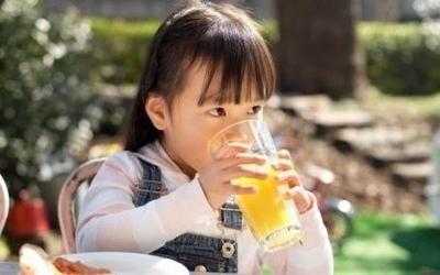  小女孩喝蜂蜜水会怎么样「女孩喝蜂蜜水有什么坏处」