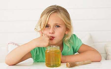  小女孩喝蜂蜜水会怎么样「女孩喝蜂蜜水有什么坏处」