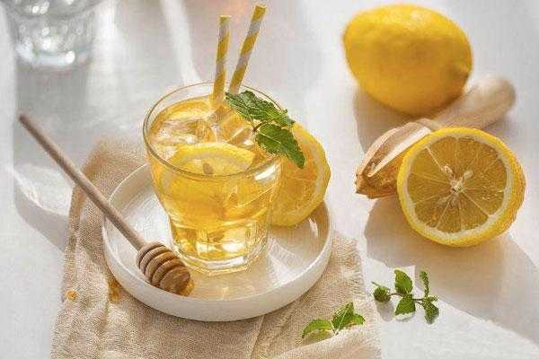  夏天喝蜂蜜要注意什么时候「夏天喝蜂蜜水好」