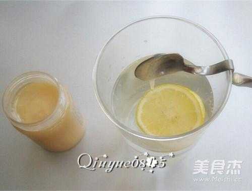  鲜柠檬泡蜂蜜怎么做面膜「鲜柠檬片加蜂蜜泡水的功效」
