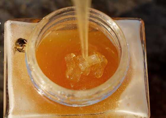 蜜蜂糖冲开水喝有什么作用-蜜蜂糖水有什么功效与作用