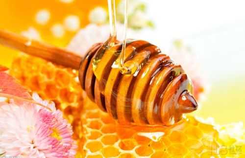 蜂蜜中富含什么糖（蜂蜜中主要含有什么糖）